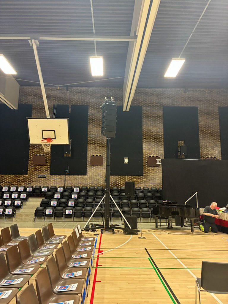 Line array-anlæg i idrætshal