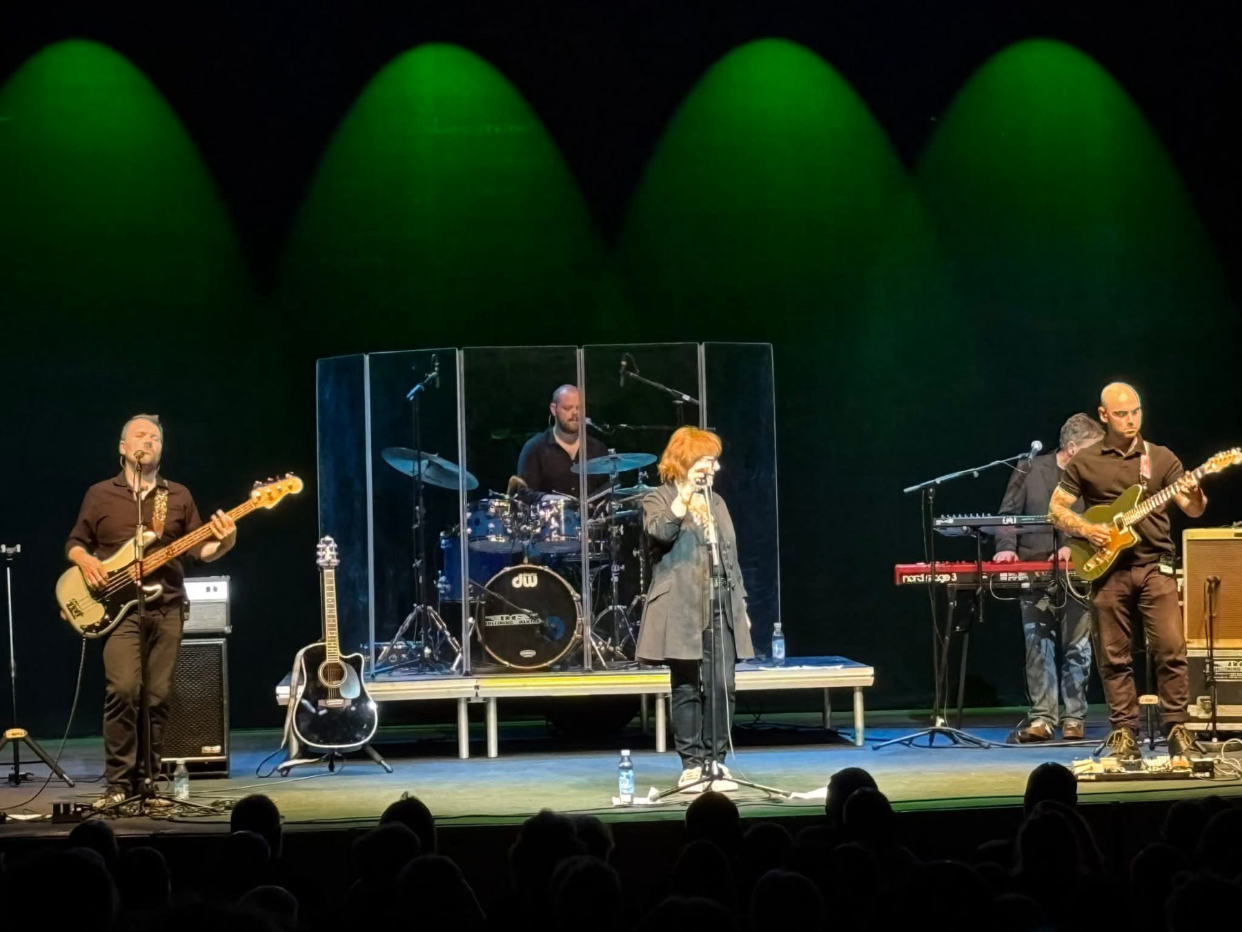Koncert med farvet scenelys