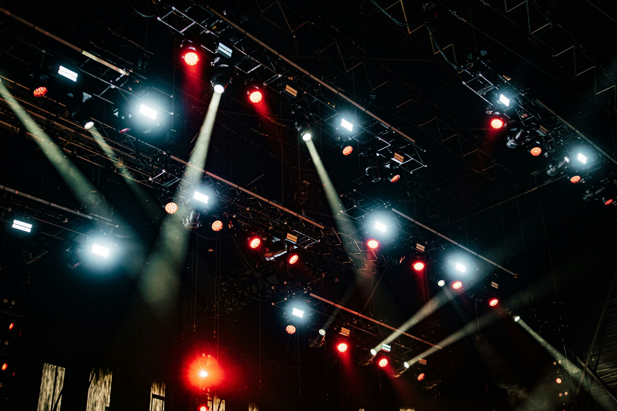 Sceneslys og rigging over en koncertscene
